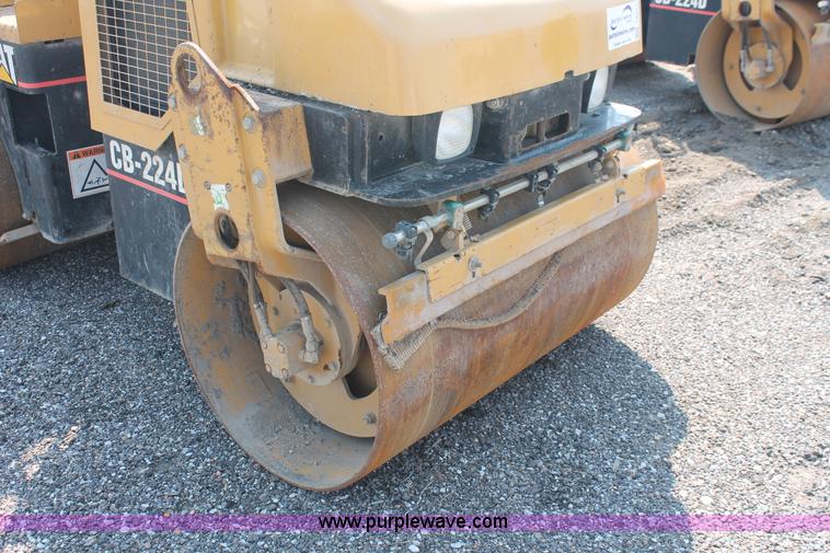 image for item I8217 2002 Caterpillar CB-224D articulated vibratory smooth drum roller
