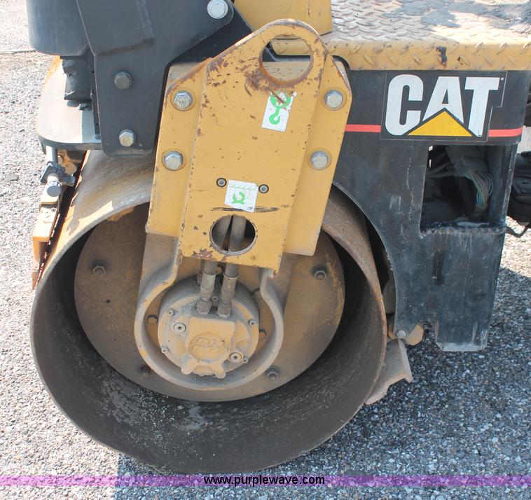 image for item I8217 2002 Caterpillar CB-224D articulated vibratory smooth drum roller