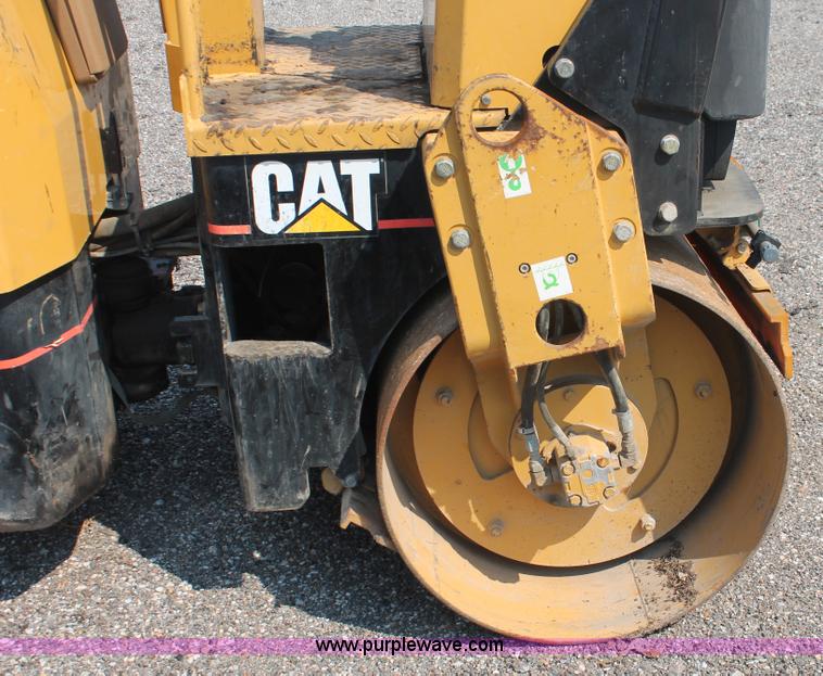 image for item I8217 2002 Caterpillar CB-224D articulated vibratory smooth drum roller