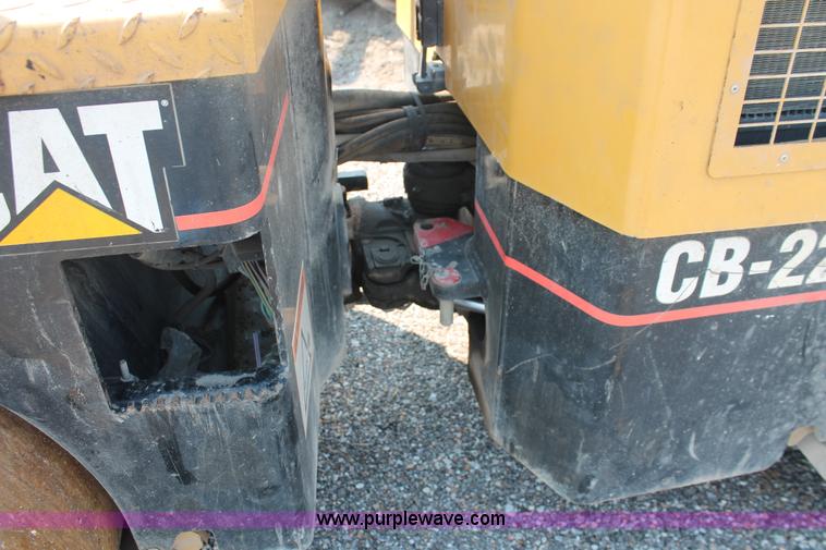 image for item I8217 2002 Caterpillar CB-224D articulated vibratory smooth drum roller