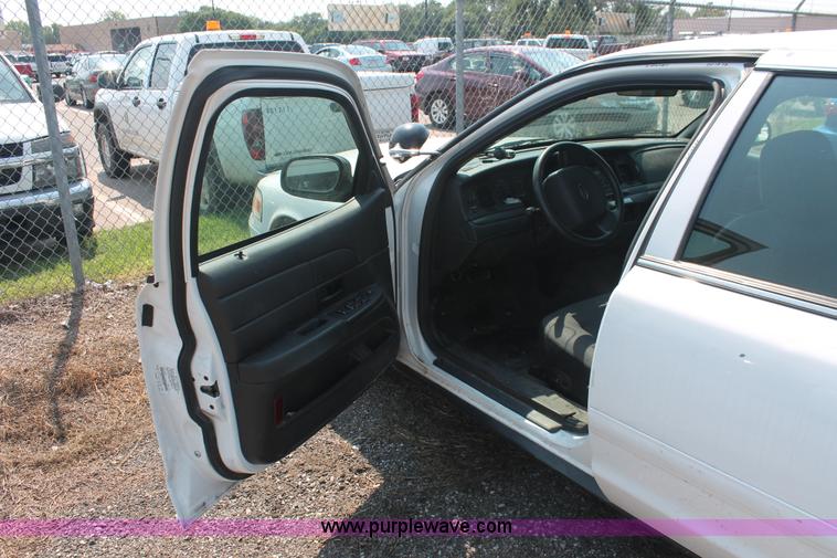 image for item I8219 2006 Ford Crown Victoria Police Interceptor