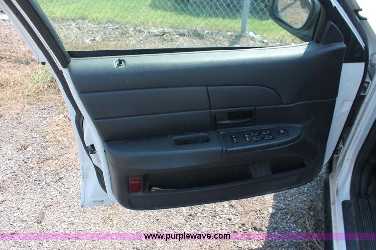image for item I8219 2006 Ford Crown Victoria Police Interceptor