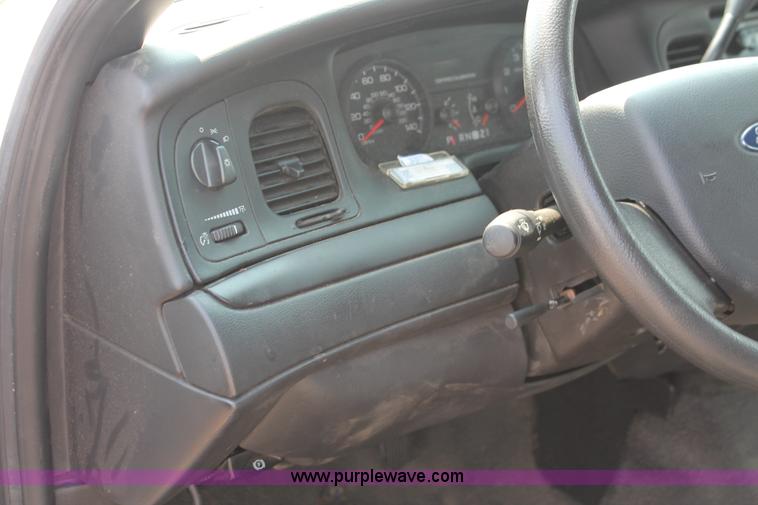 image for item I8219 2006 Ford Crown Victoria Police Interceptor