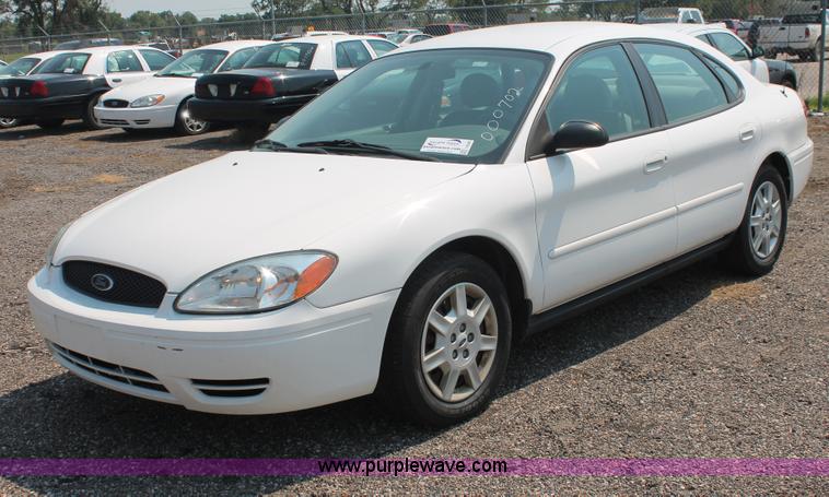 image for item I8220 2005 Ford Taurus SE