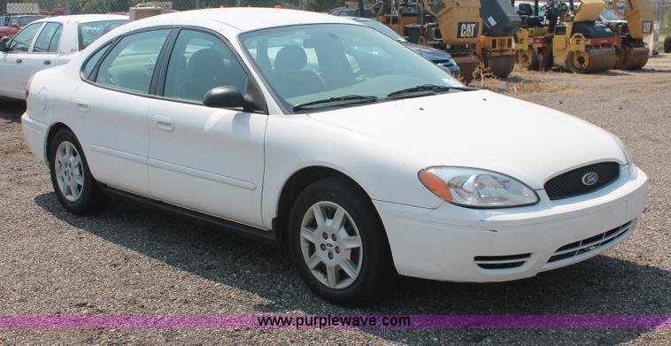 image for item I8220 2005 Ford Taurus SE