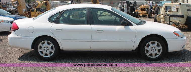 image for item I8220 2005 Ford Taurus SE