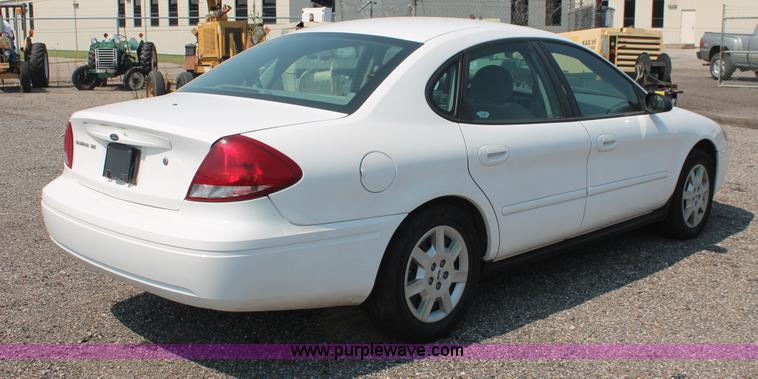 image for item I8220 2005 Ford Taurus SE