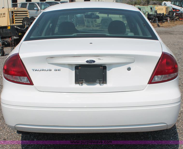 image for item I8220 2005 Ford Taurus SE