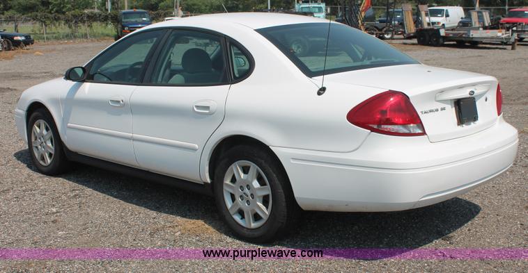 image for item I8220 2005 Ford Taurus SE