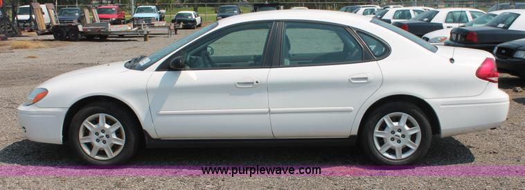 image for item I8220 2005 Ford Taurus SE