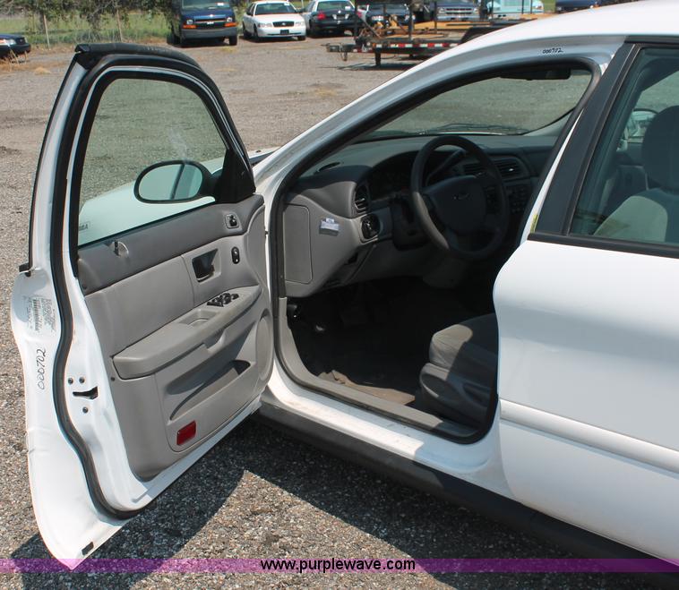 image for item I8220 2005 Ford Taurus SE