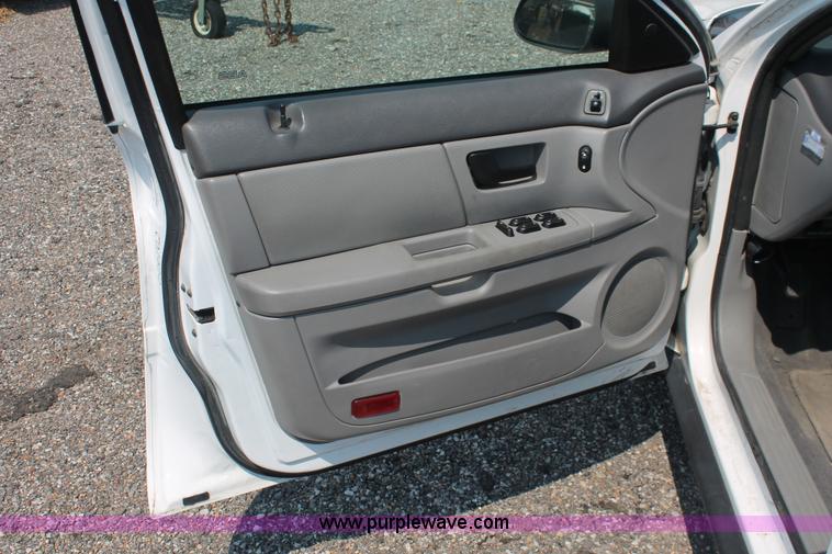 image for item I8220 2005 Ford Taurus SE