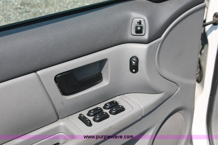 image for item I8220 2005 Ford Taurus SE