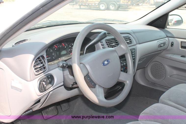 image for item I8220 2005 Ford Taurus SE