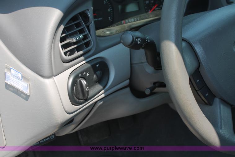 image for item I8220 2005 Ford Taurus SE