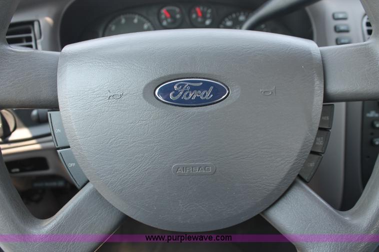 image for item I8220 2005 Ford Taurus SE