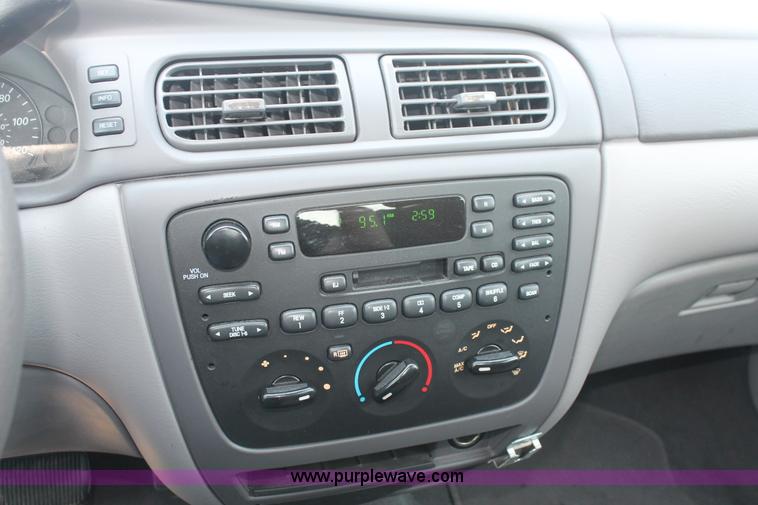 image for item I8220 2005 Ford Taurus SE