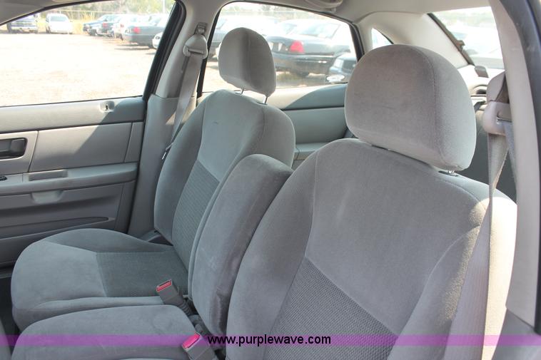 image for item I8220 2005 Ford Taurus SE