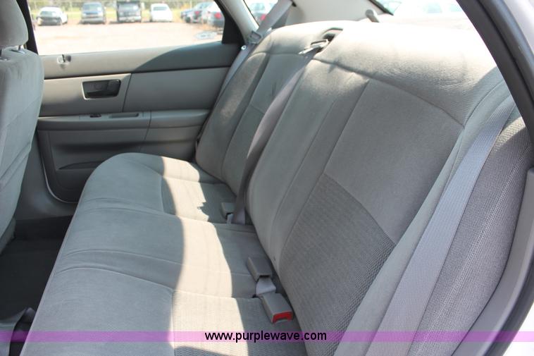 image for item I8220 2005 Ford Taurus SE