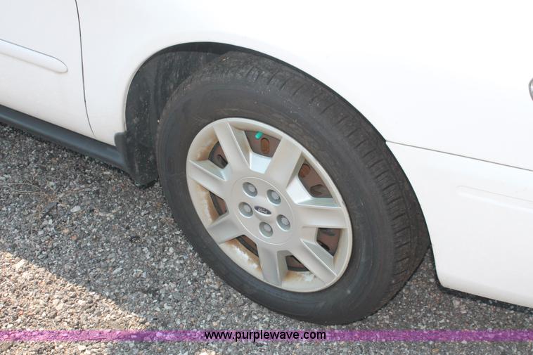 image for item I8220 2005 Ford Taurus SE