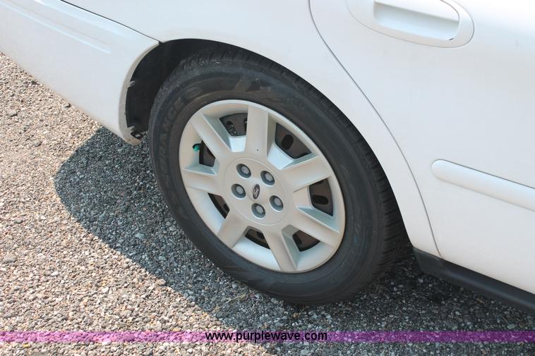 image for item I8220 2005 Ford Taurus SE