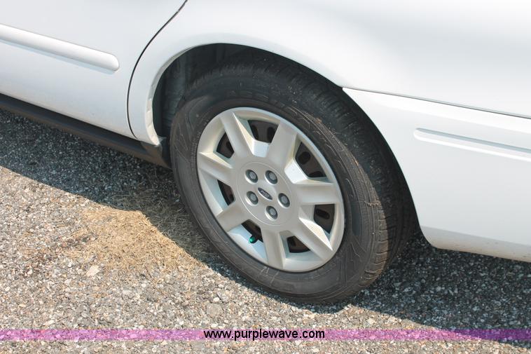 image for item I8220 2005 Ford Taurus SE