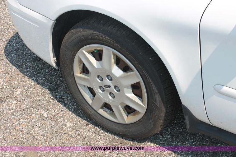 image for item I8220 2005 Ford Taurus SE