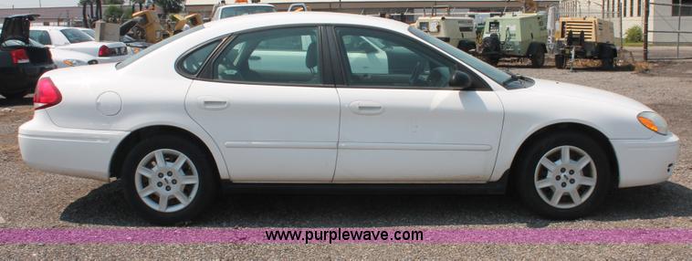 image for item I8224 2006 Ford Taurus SE
