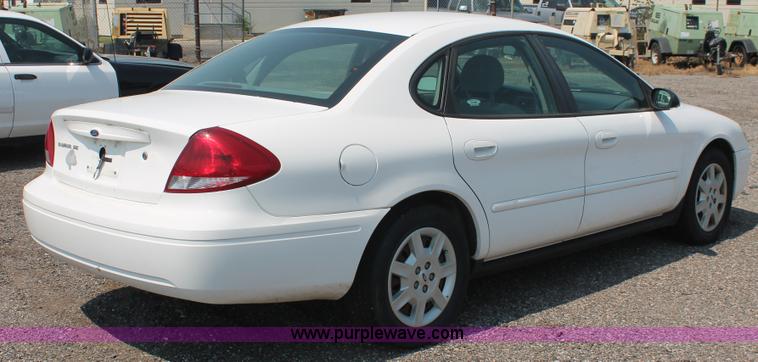 image for item I8224 2006 Ford Taurus SE