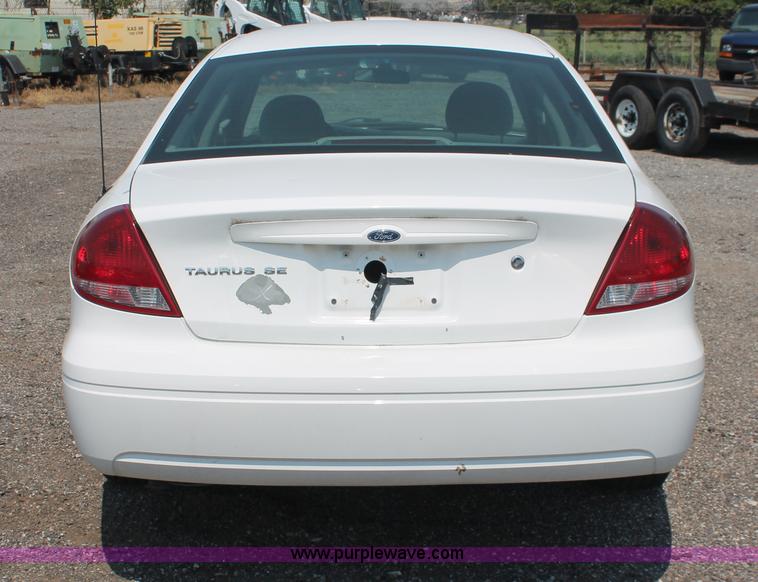 image for item I8224 2006 Ford Taurus SE