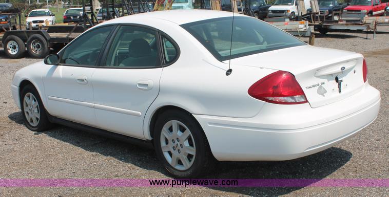 image for item I8224 2006 Ford Taurus SE