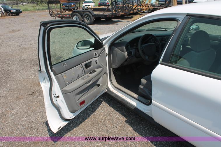 image for item I8224 2006 Ford Taurus SE