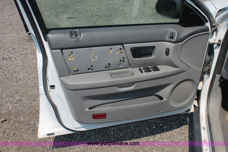 image for item I8224 2006 Ford Taurus SE
