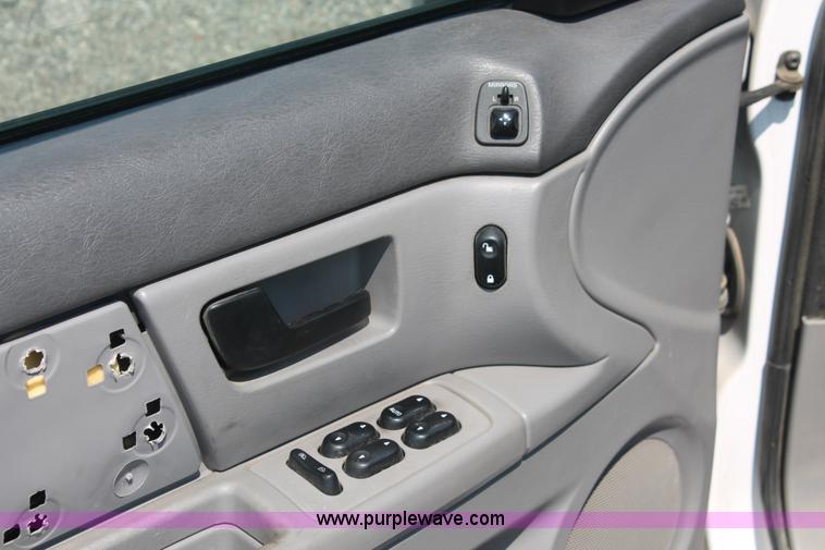 image for item I8224 2006 Ford Taurus SE