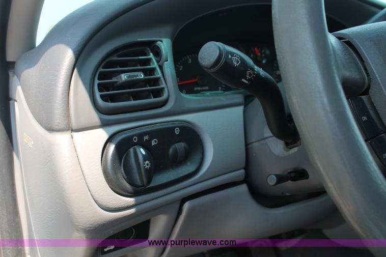 image for item I8224 2006 Ford Taurus SE