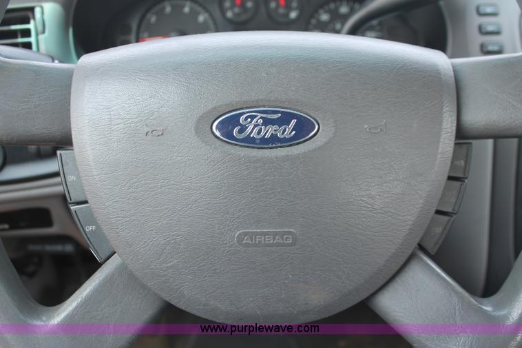 image for item I8224 2006 Ford Taurus SE