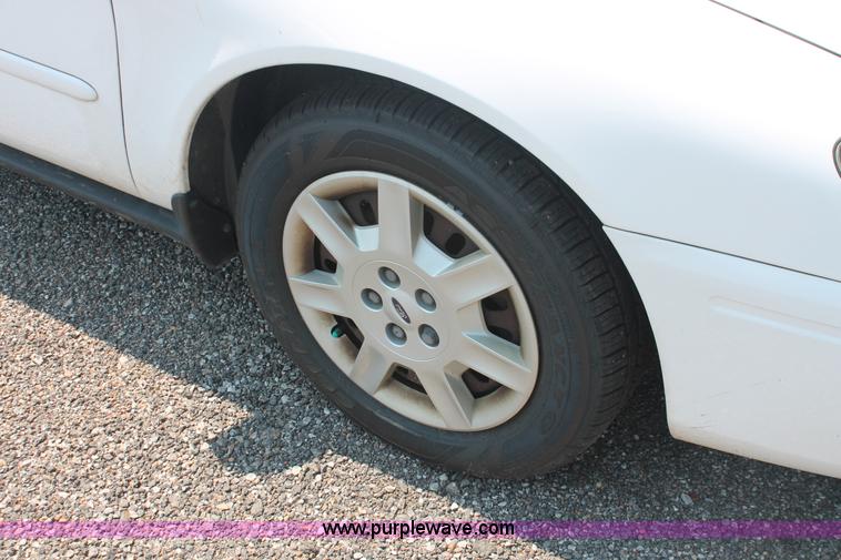 image for item I8224 2006 Ford Taurus SE