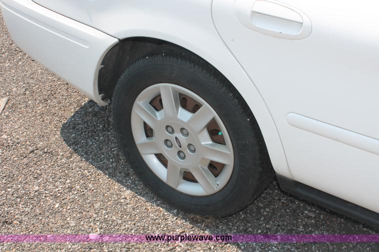 image for item I8224 2006 Ford Taurus SE