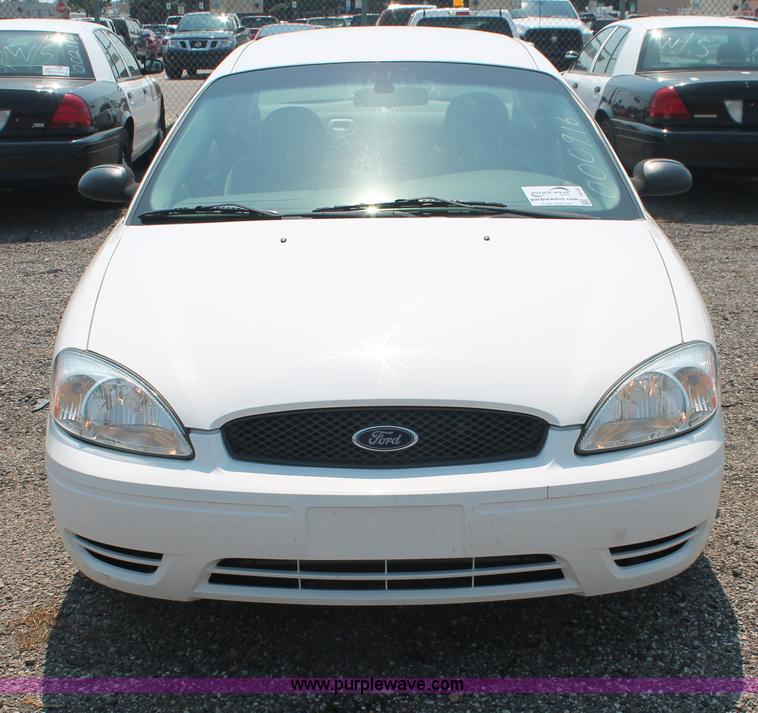 image for item I8226 2006 Ford Taurus SE