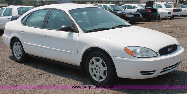 image for item I8226 2006 Ford Taurus SE