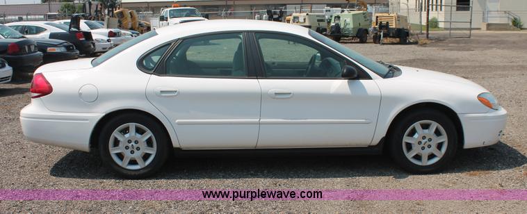 image for item I8226 2006 Ford Taurus SE