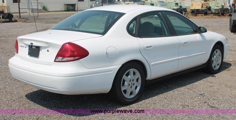 image for item I8226 2006 Ford Taurus SE