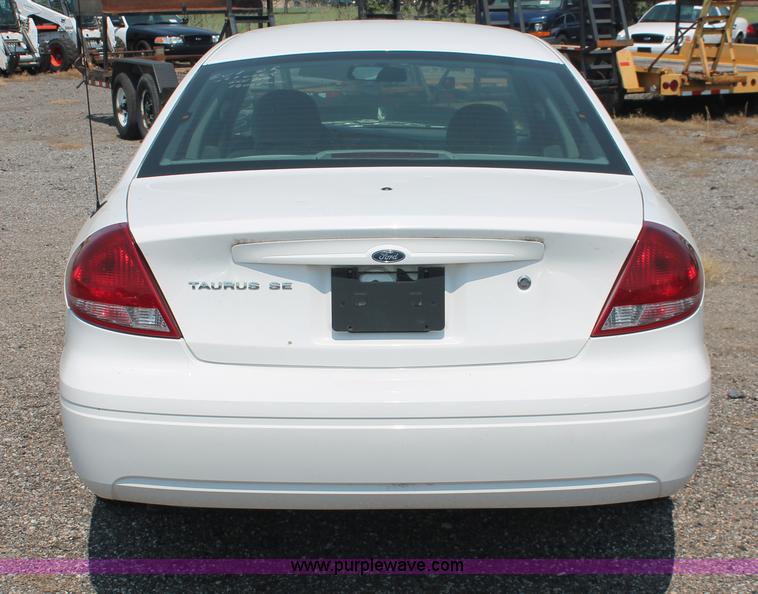 image for item I8226 2006 Ford Taurus SE