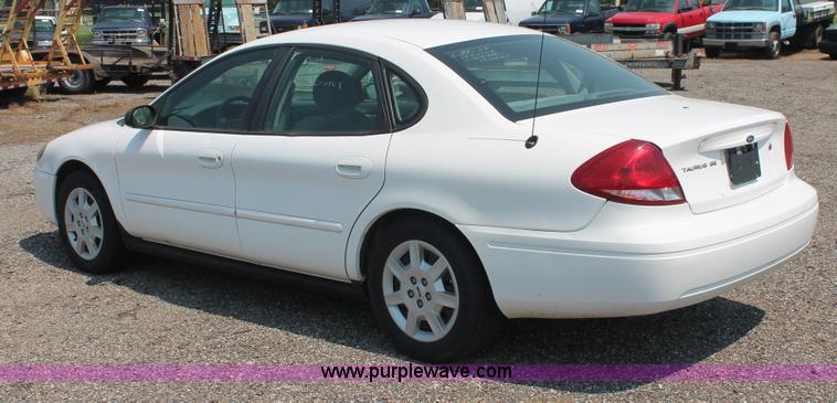 image for item I8226 2006 Ford Taurus SE