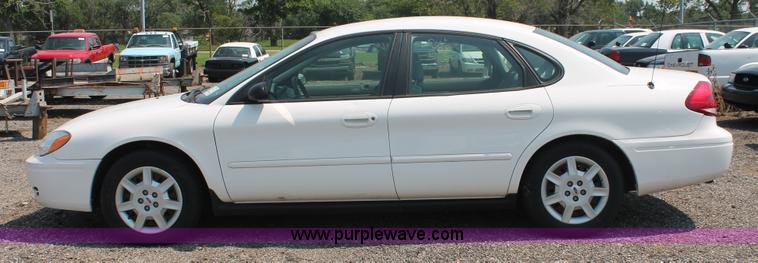 image for item I8226 2006 Ford Taurus SE