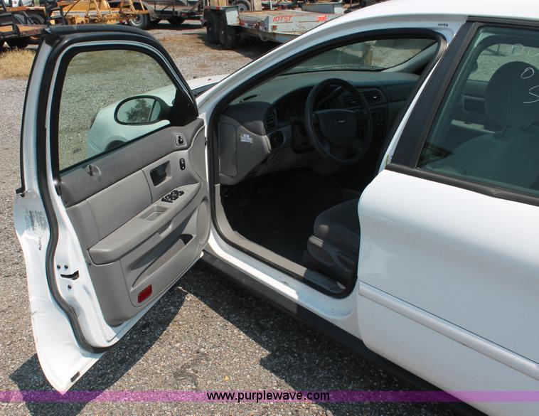 image for item I8226 2006 Ford Taurus SE