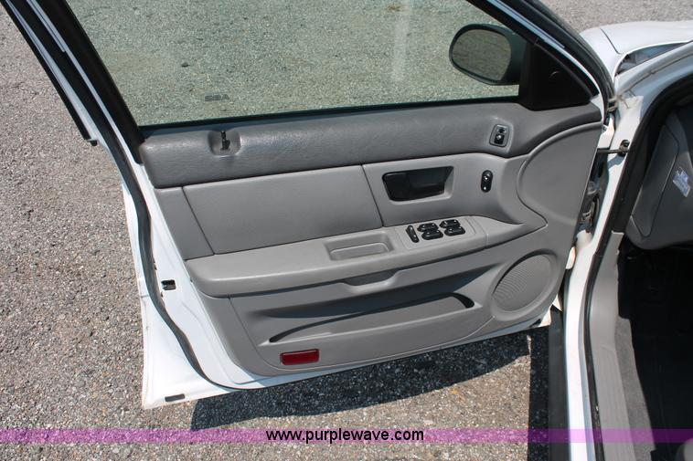 image for item I8226 2006 Ford Taurus SE