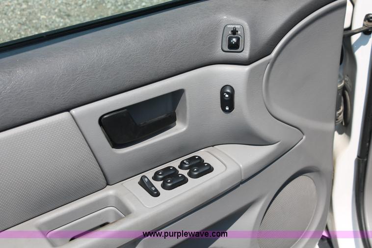 image for item I8226 2006 Ford Taurus SE