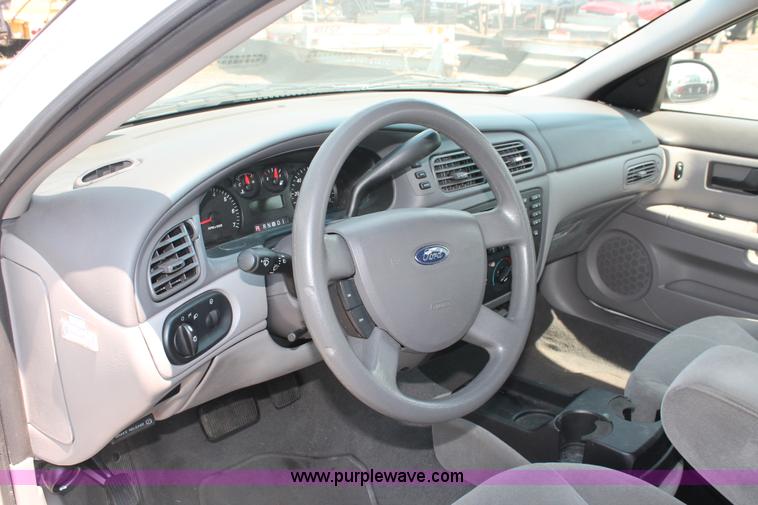 image for item I8226 2006 Ford Taurus SE