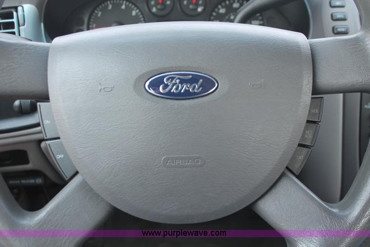 image for item I8226 2006 Ford Taurus SE